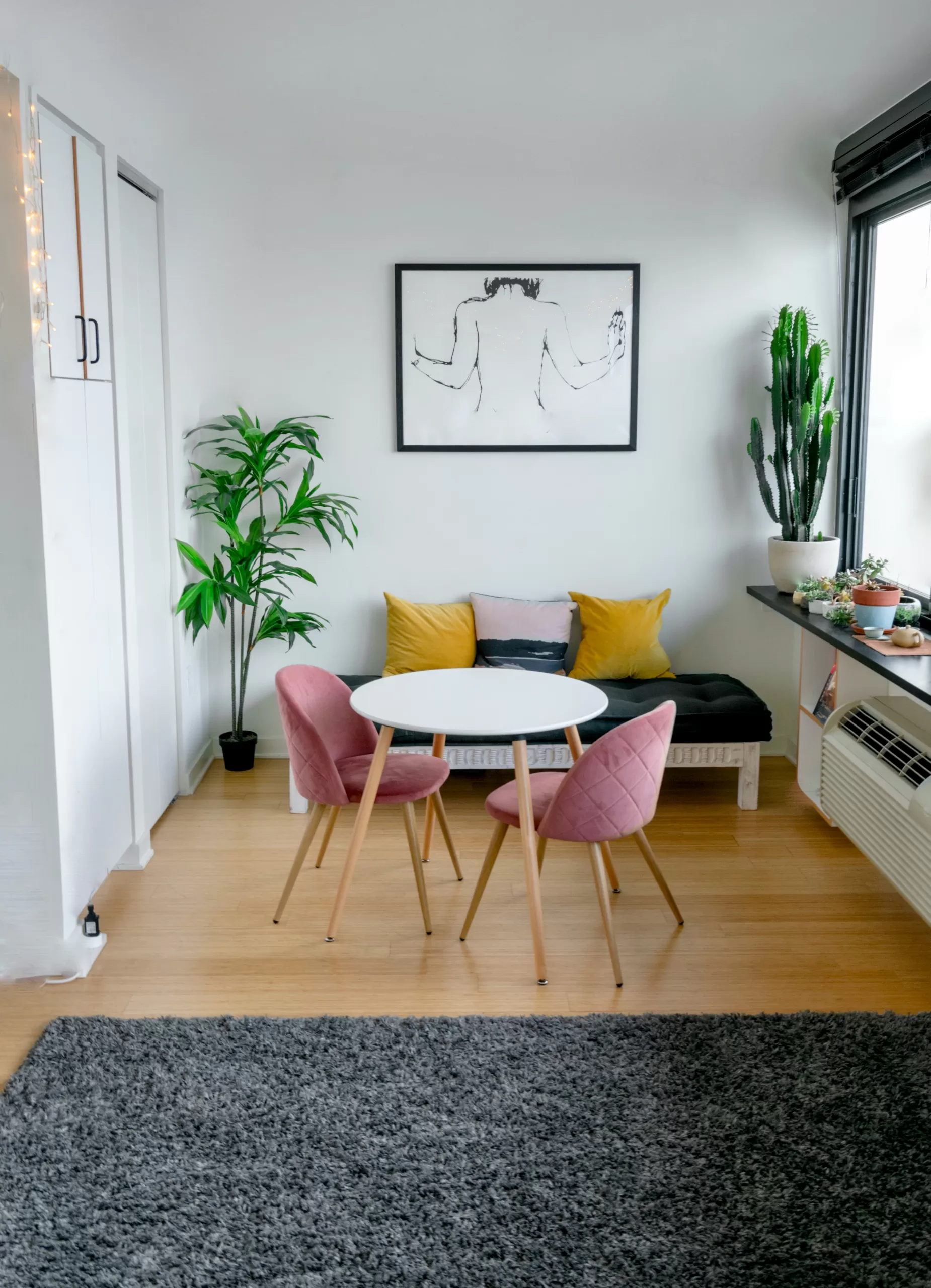 small_living_room Una sala de estar en un apartamento con muebles.